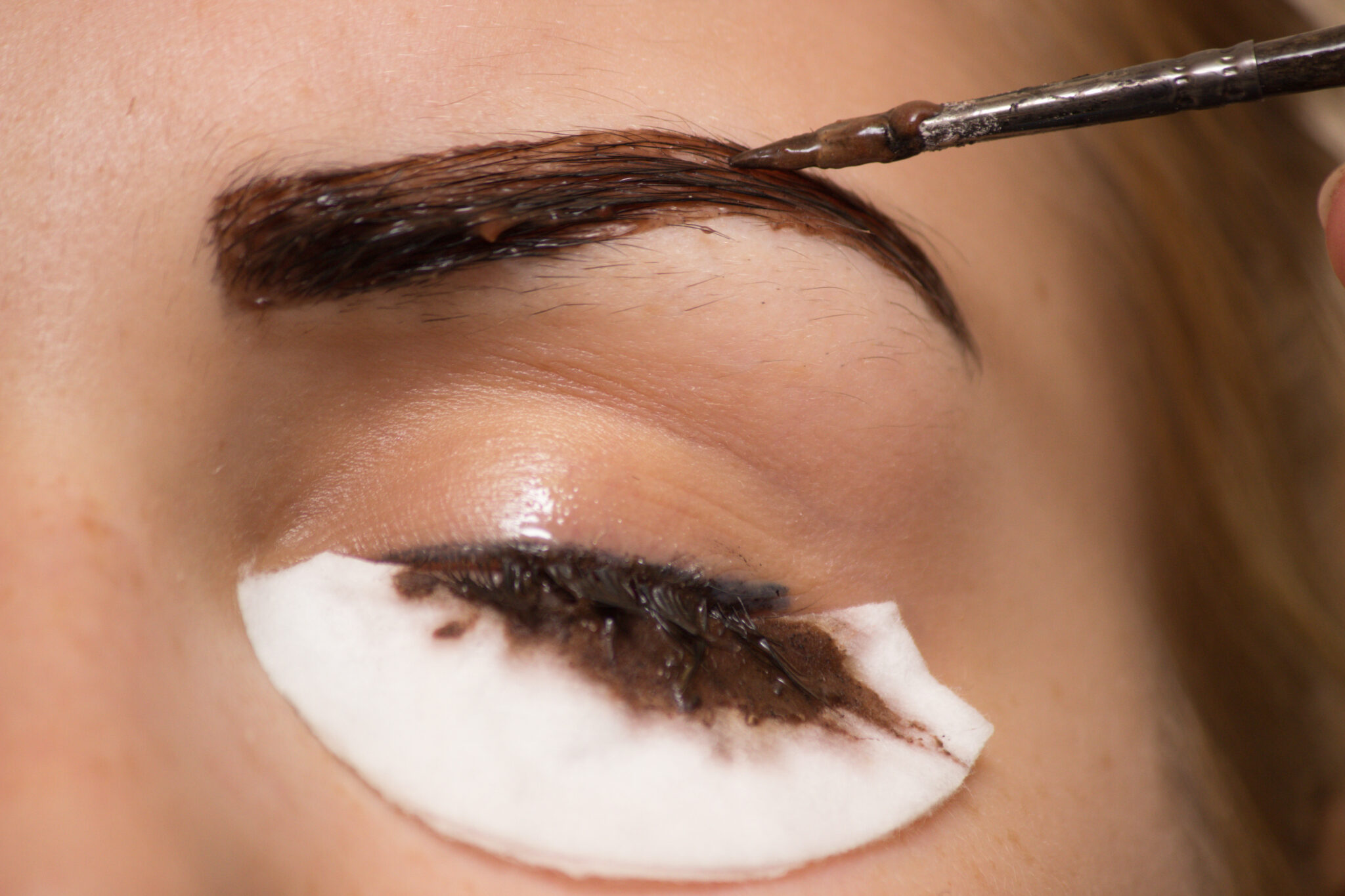Comment colorer vos sourcils et vos cils? Coloration au henné à l'institut de beauté ou à la